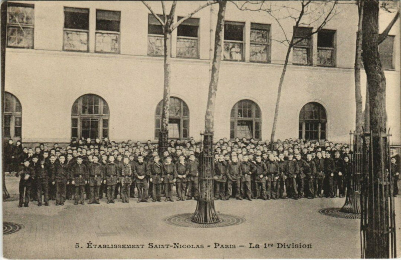 Carte postale ancienne Etablissement Saint-Nicolas - La première Division à Paris 6e