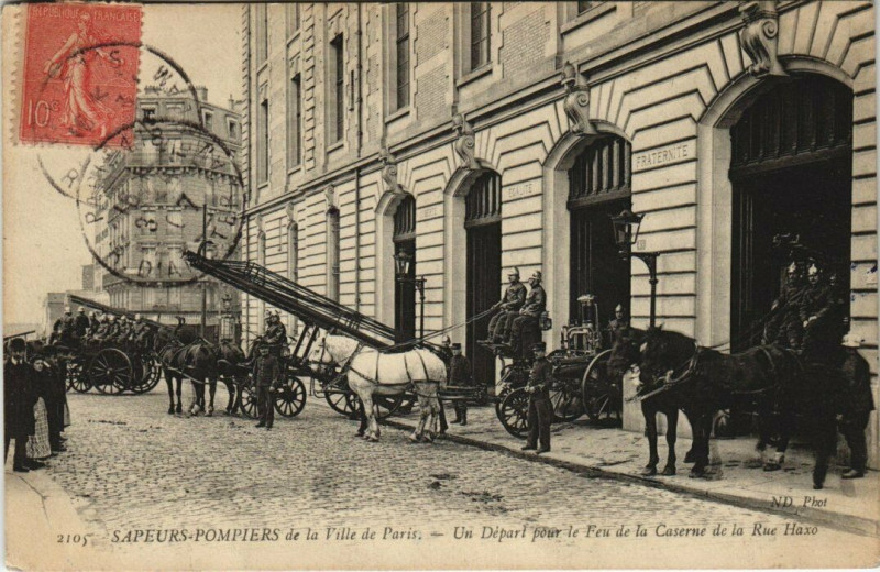 Carte postale ancienne Un Départ pour le Feu de la Caserne de la Rue Haxo à Paris 20e