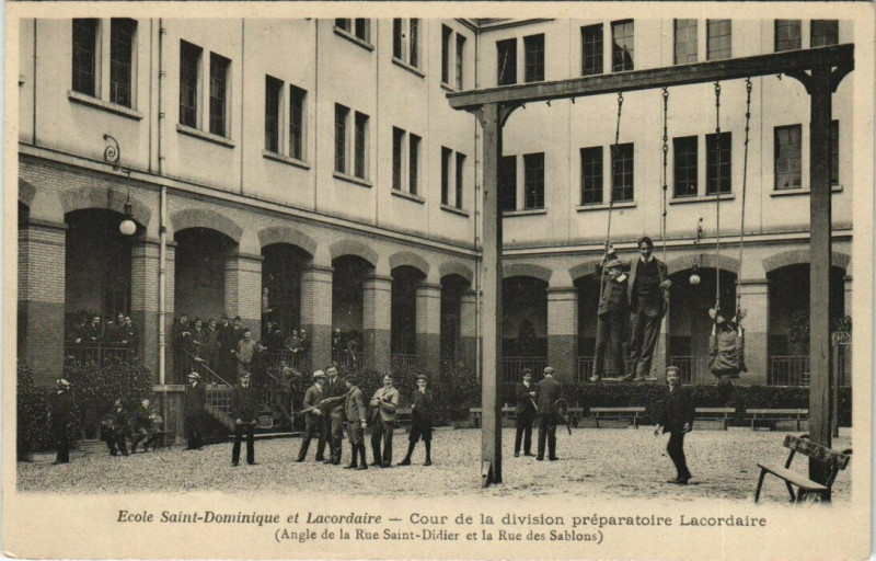 Carte postale ancienne Ecole Saint-Dominique et Lacordaire - Cour de la division préparatoire Lacordaire à Paris 16e