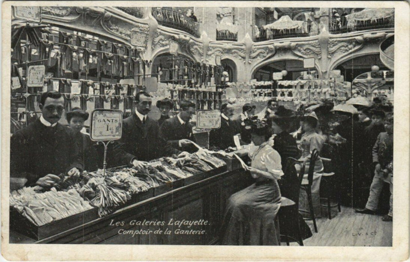 Carte postale ancienne Paris (9e) Les Galeries Lafayette. Comptoir de la Ganterie à Paris 9e
