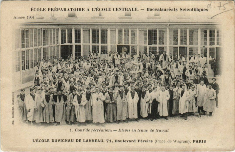 Carte postale ancienne L'Ecole Duvigneau de Lanneau - Boulevard Pereire - La Cour de Récréation - Elèves en tenue de travail à Paris 17e