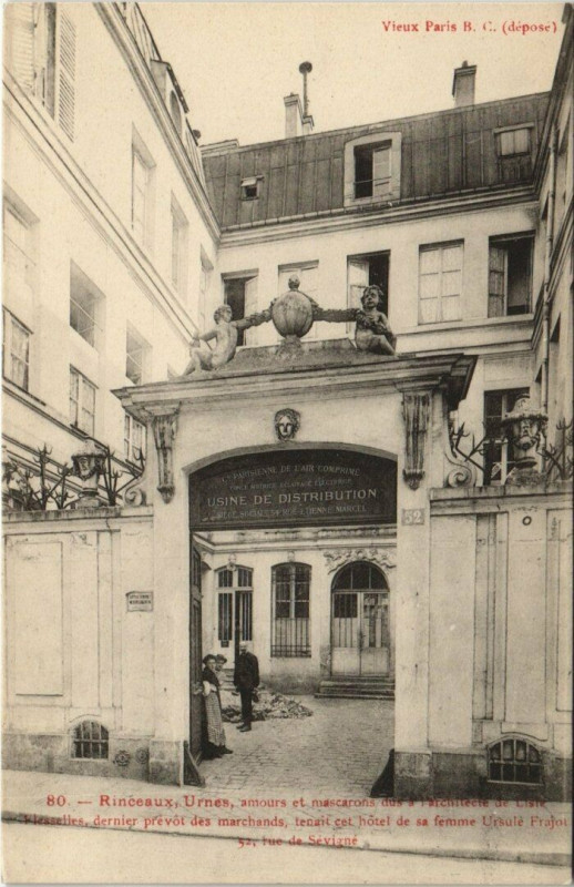 Carte postale ancienne Paris (4e) 52 Rue de Sevigne. Rinceaux Urnes à Paris 4e