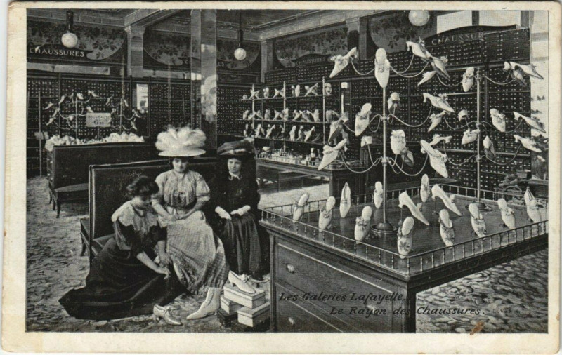 Carte postale ancienne Paris (9e) Les Galeries Lafayette. Le Rayon des Chaussures à Paris 9e