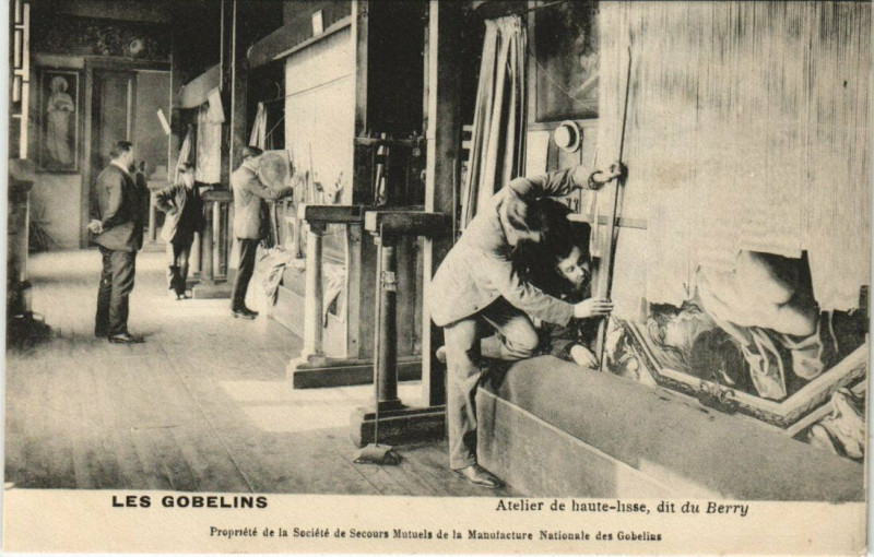 Carte postale ancienne Paris (13e) Les Gobelins Atelier de Haute-lisse. duit du Berry à Paris 13e
