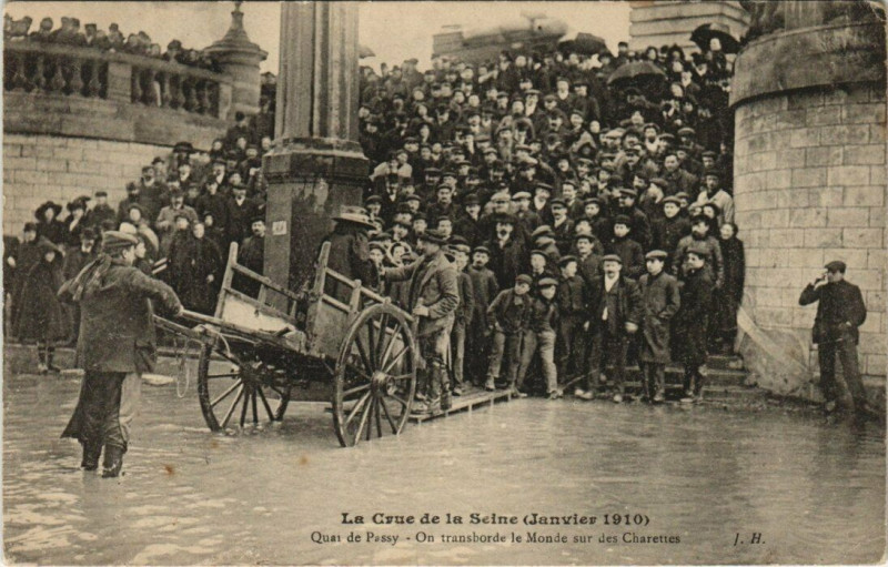 Carte postale ancienne La Crue de la Seine -  Quai de Passy - On transborde le Monde sur des Charettes à Paris 16e