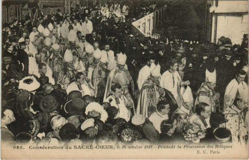 Carte postale ancienne Consécration du Sacré-Coeur, le 16 octobre 1919 - Pendant la Procession des Reliques à Paris 18e