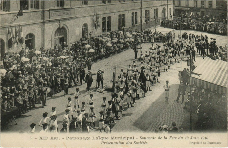 Carte postale ancienne Paris 12e Patronage Laique municipal. Presentation des Societes à Paris 12e