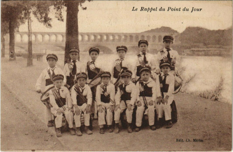 Carte postale ancienne Le Rappel du Point-du-Jour à Paris 16e