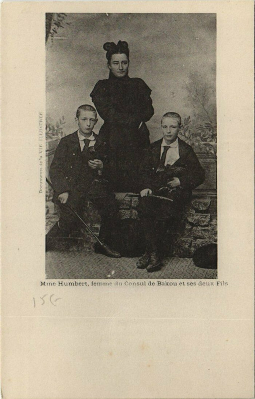 Carte postale ancienne Madame Humbert, femme du Consul de Bakou et ses deux Fils à Paris