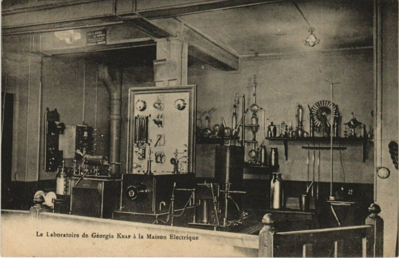 Carte postale ancienne Paris (9e) Maison Electrique. La Laboratoire de Georgia Knap à Paris 9e