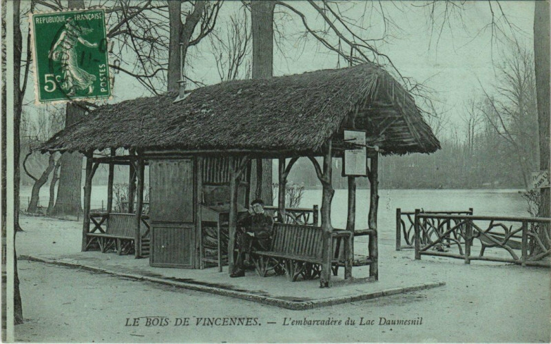 Carte postale ancienne Le Bois de Vincennes - L'Embarcadère du Lac Daumesnil à Paris 12e