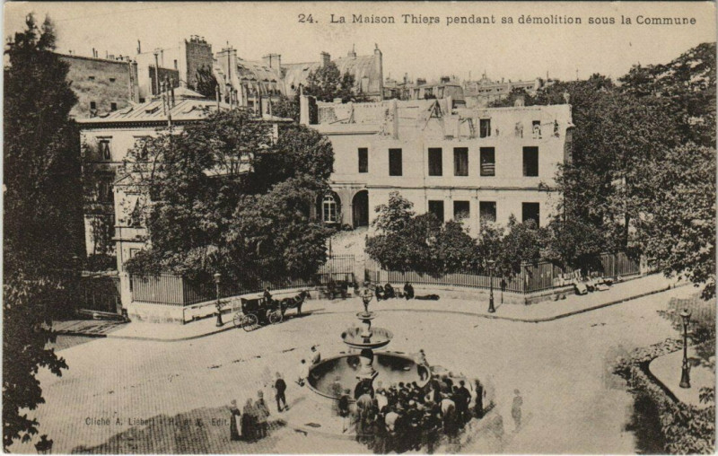 Carte postale ancienne Maison Thiers pendant sa demolition sous Commune à Paris 9e