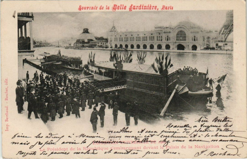 Carte postale ancienne Paris 7e devant le Palais de la Navigation à Paris 7e