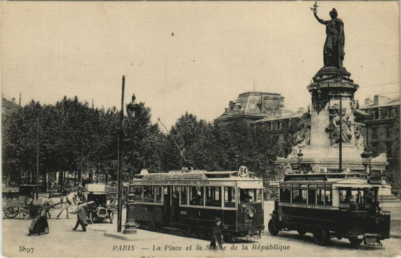 Carte postale ancienne Paris 10e La Place et la Statue de a Republique Nd Phot à Paris 10e