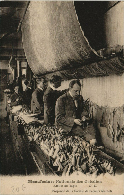 Carte postale ancienne Paris (13e) Manufacture Nationale des Gobelins Atelier du Tapis à Paris 13e