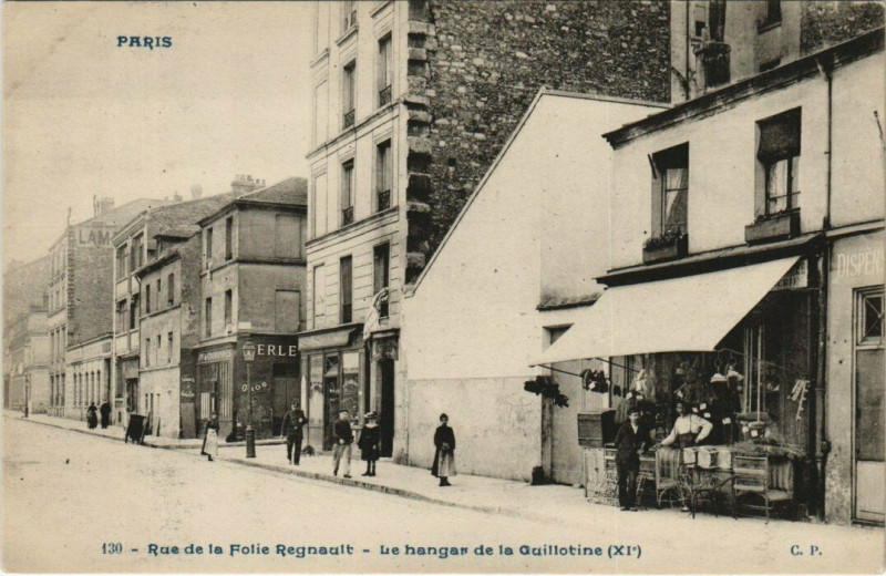 Carte postale ancienne Paris 11e Rue de la Folie Regnault Le Hangar de la Guillotine à Paris 11e