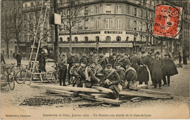 Carte postale ancienne Paris 12e Inondation 1910 Un Bivouac aux abords de Gare de Lyon à Paris 12e