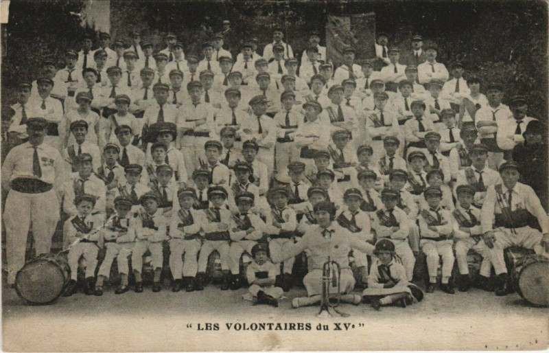 Carte postale ancienne Les Volontaires du XVe à Paris 15e
