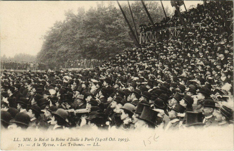 Carte postale ancienne Leurs Majestés le Roi et la Reine d'Italie à Paris - A la Revue - Les Tribunes à Paris 16e