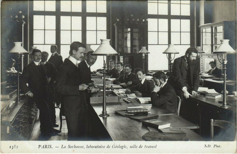 Carte postale ancienne Paris 5e La Sorbonne laboratoire de Geologie salle des travaux à Paris 5e