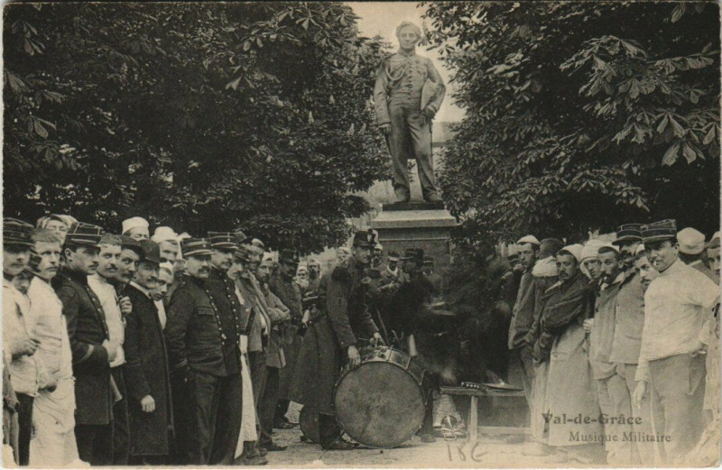 Carte postale ancienne Paris 5e Val-de-Grace Musique Militaire à Paris 5e