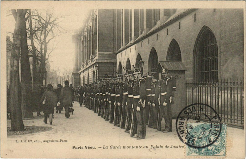 Carte postale ancienne La Garde montante au Palais de Justice à Paris 4e