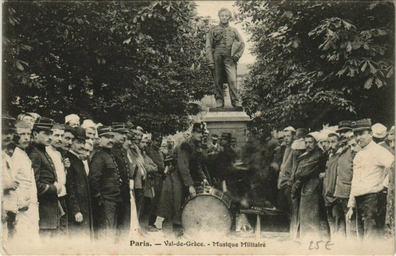Carte postale ancienne Paris 5e Val-de-Grace Musique Militaire à Paris 5e