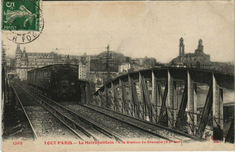 Carte postale ancienne Le Métropolitain - A la Station de Grenelle à Paris 15e