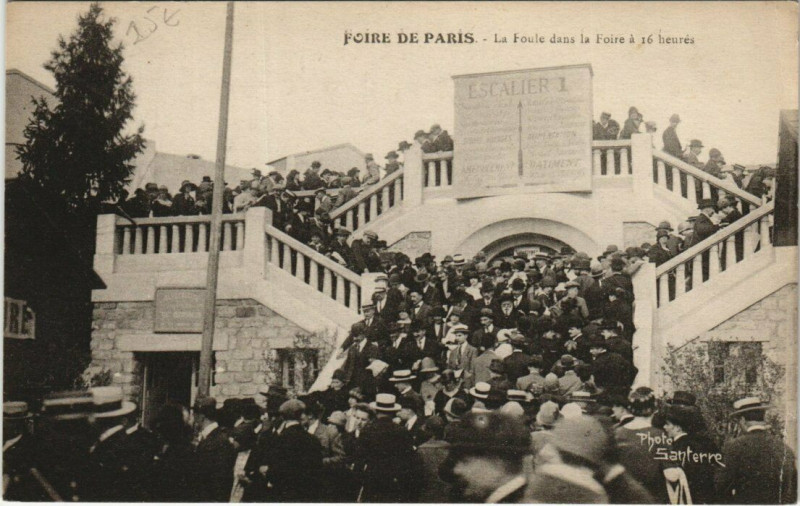 Carte postale ancienne Foire de Paris - La Foule dans la Foire à 16 heures à Paris 15e