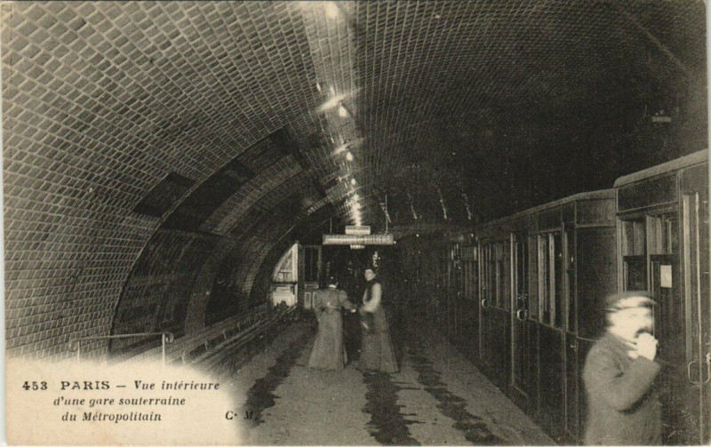 Carte postale ancienne Vue Intérieure d'une gare souterraine du Métropolitain à Paris