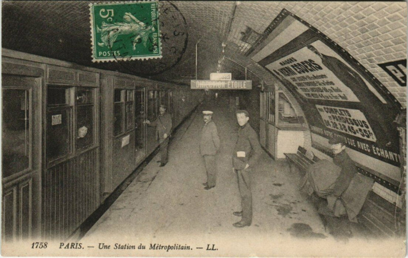Carte postale ancienne Une station de Metropolitain à Paris 15e