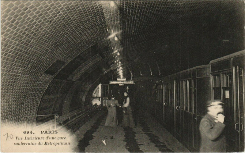 Carte postale ancienne Vue Intérieure d'une gare souterraine du Métropolitain à Paris