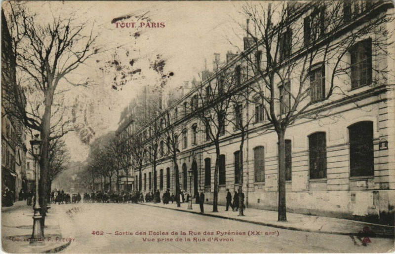 Carte postale ancienne Sortie des Ecoles de la Rue des Pyrénées - Vue prise de la Rue d'Avron à Paris 20e