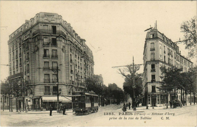 Carte postale ancienne Paris (13e) Avenue d'Ivry. prise de la rue de Tolbiac à Paris 13e