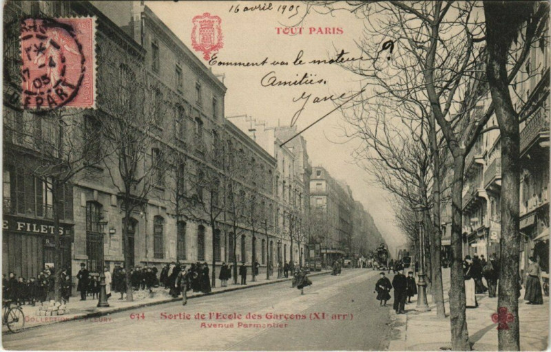 Carte postale ancienne Tout Paris (11e) 634 Sortie de l'Ecole des Garcons à Paris 11e