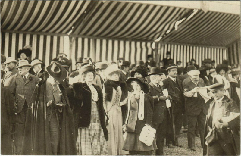 Carte postale ancienne Paris (16e) carte photo probablement les Tribunes de Longchamps à Paris 16e
