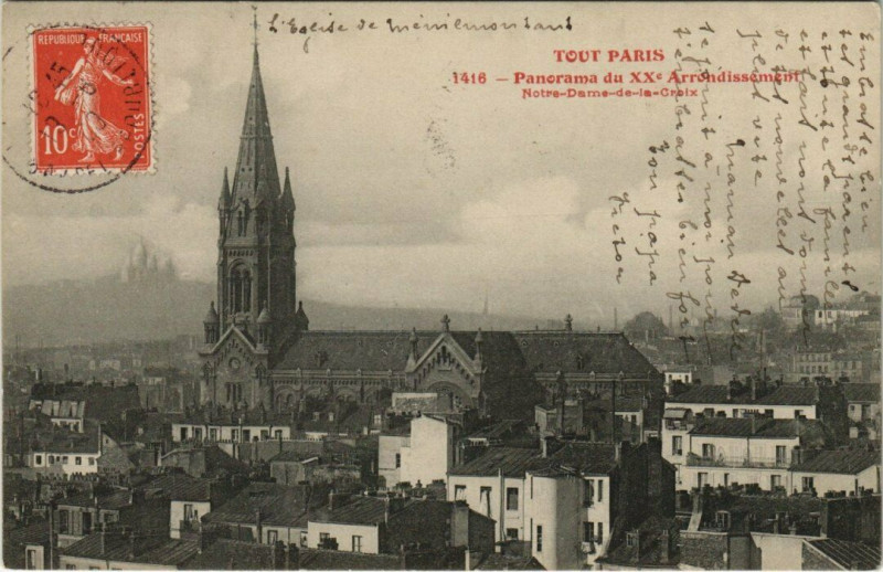 Carte postale ancienne Panorama pris du XXe arrondissement et l'Eglise Notre-Dame de Croix de Ménilmontant à Paris 20e