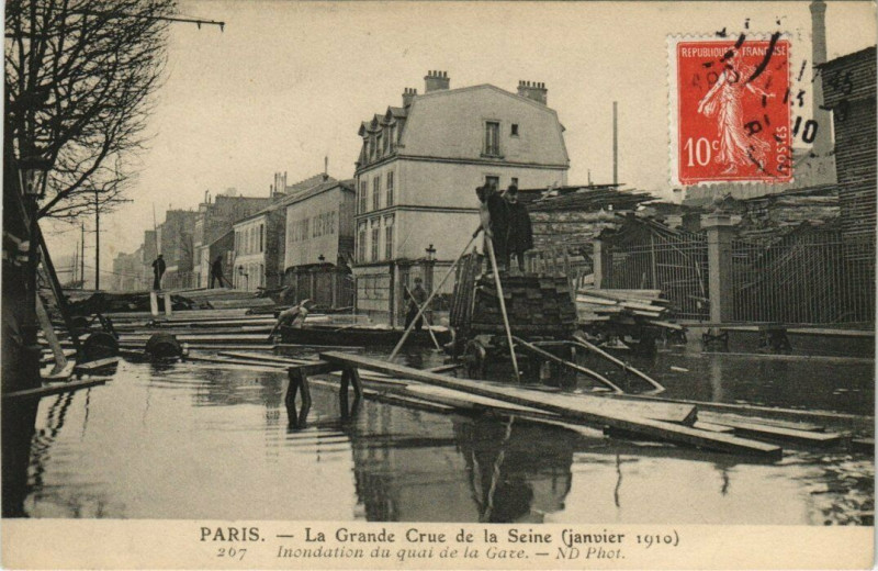 Carte postale ancienne Paris (13e) Inondation du quai de la Gare à Paris 13e
