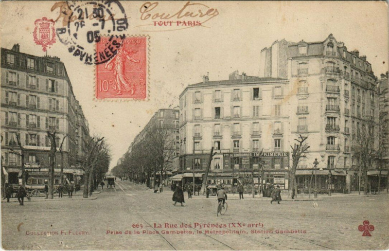 Carte postale ancienne La Rue des Pyrénées - Prise de la Place Gambetta, le Métropolitain, Station Gambetta à Paris 20e