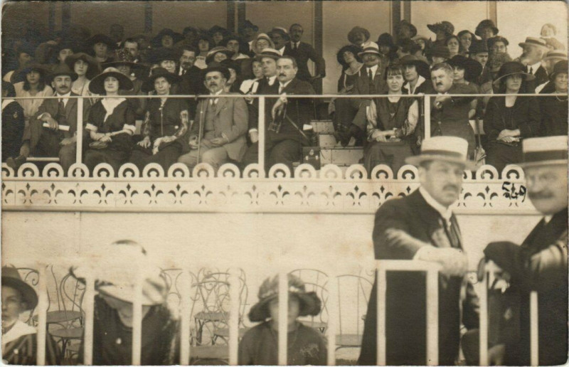 Carte postale ancienne Paris (16e) carte photo probablement les Tribunes de Longchamps à Paris 16e