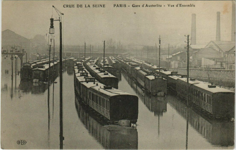 Carte postale ancienne Crue de la Seine - Gare d'Austerlitz - Vue d'Ensemble à Paris 13e