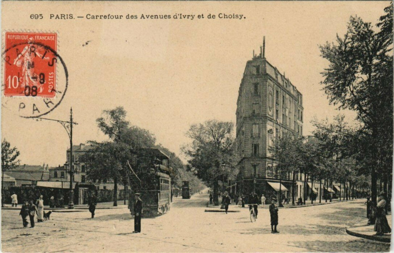 Carte postale ancienne Carrefour des Avenues d'Ivry et de Choisy à Paris 13e