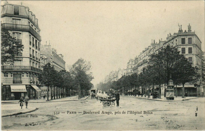 Carte postale ancienne Paris (13e) Boulevard Arago. pris de l'Hopital Broca à Paris 13e