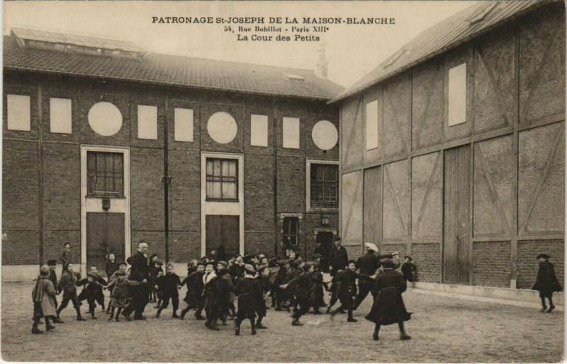 Carte postale ancienne Patronage Saint-Joseph de la Maison Blanche - Rue Bobillot - La Cour des Petits à Paris 13e