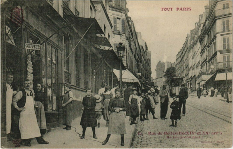 Carte postale ancienne Rue de Belleville - Ne bougeons plus ! à Paris 19e