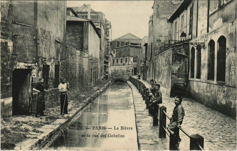 Carte postale ancienne Paris (13e) La Bievre. Rue des Gobelins à Paris 13e