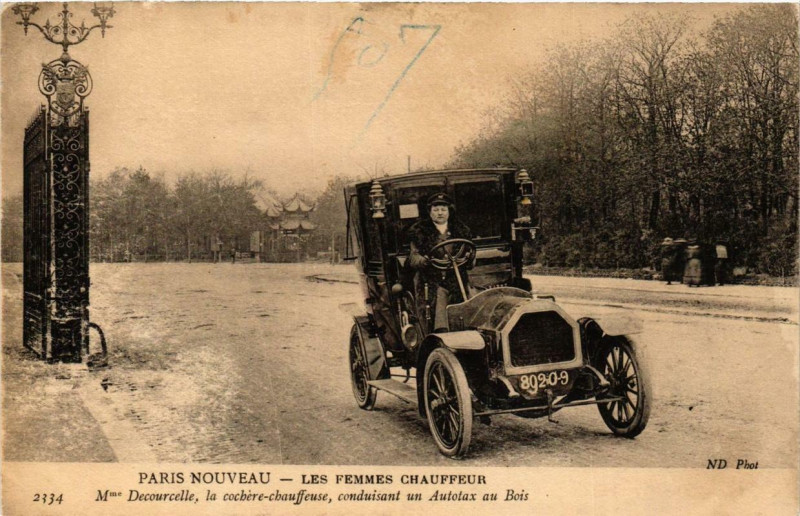 Carte postale ancienne Paris Nouveau Les Femmes Chauffeurs Mme Decourcelle Cochere Chauffeuse à Paris