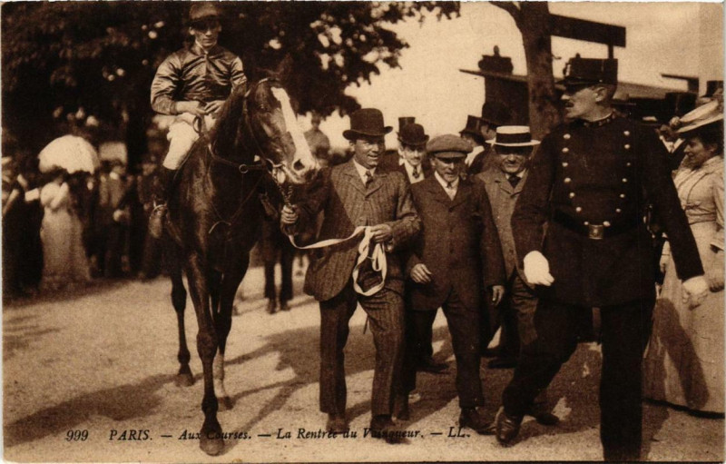 Carte postale ancienne Aux Courses -La Rentrée du Vainqueur à Paris 16e