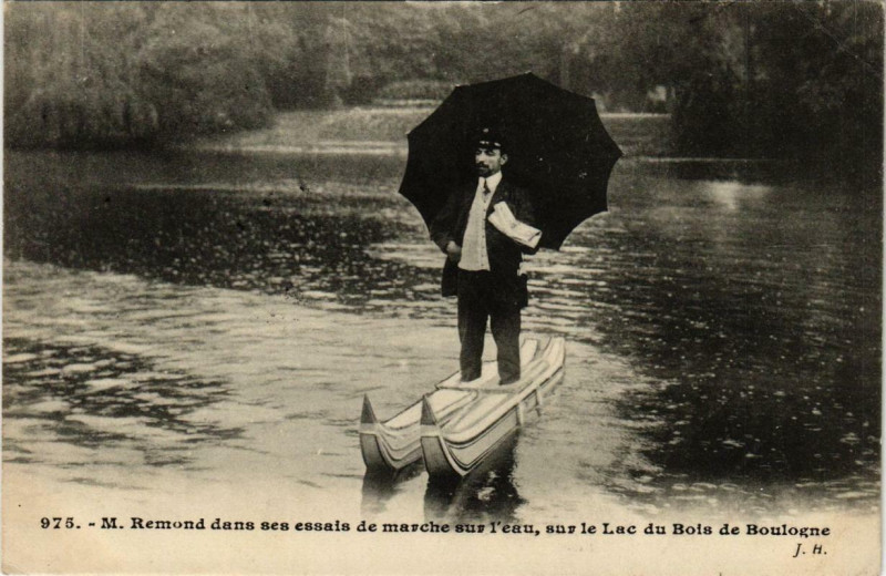 Carte postale ancienne Monsieur Remond dans ses essais de marche sur l'eau, sur le Lac du Bois de Boulogne à Paris 16e