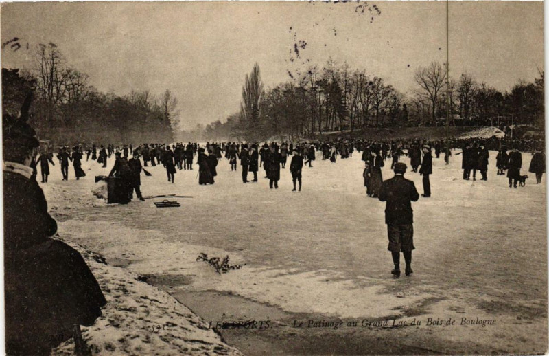 Carte postale ancienne Le Patinage au Grand lac du Bois de Boulogne à Paris 16e